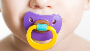 اثر پستانک روی دندان کودکان